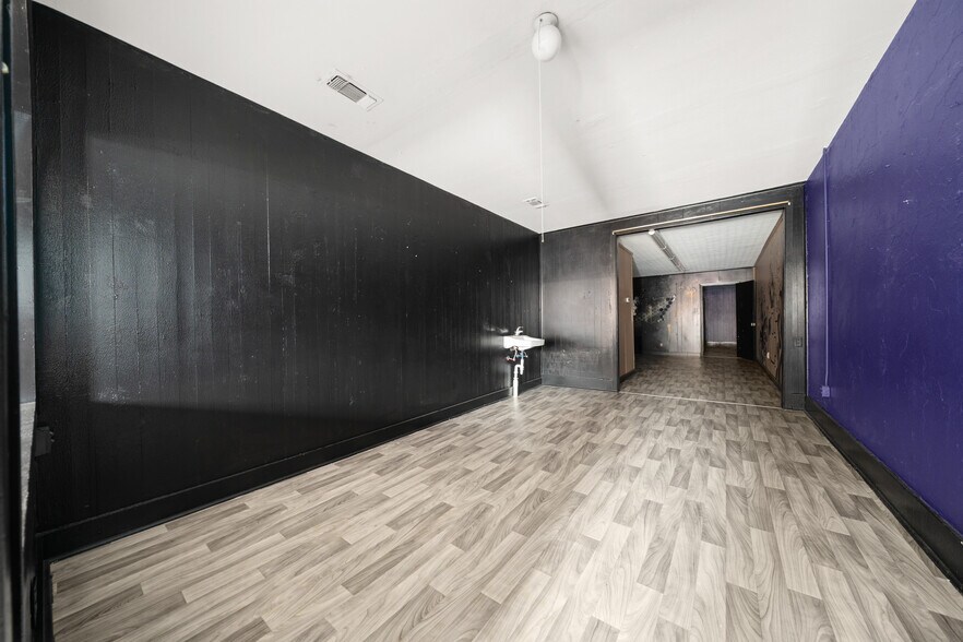 More Photos Of 105 E Franklin St, Hillsboro Storefront For Lease