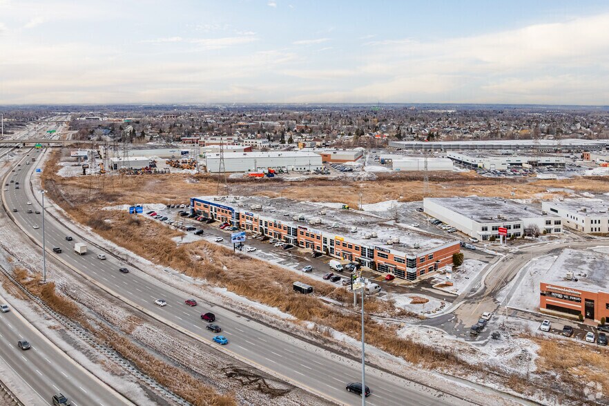 More Photos Of 4293-4345 Des Laurentides (A-15) E, Laval Showroom For Lease