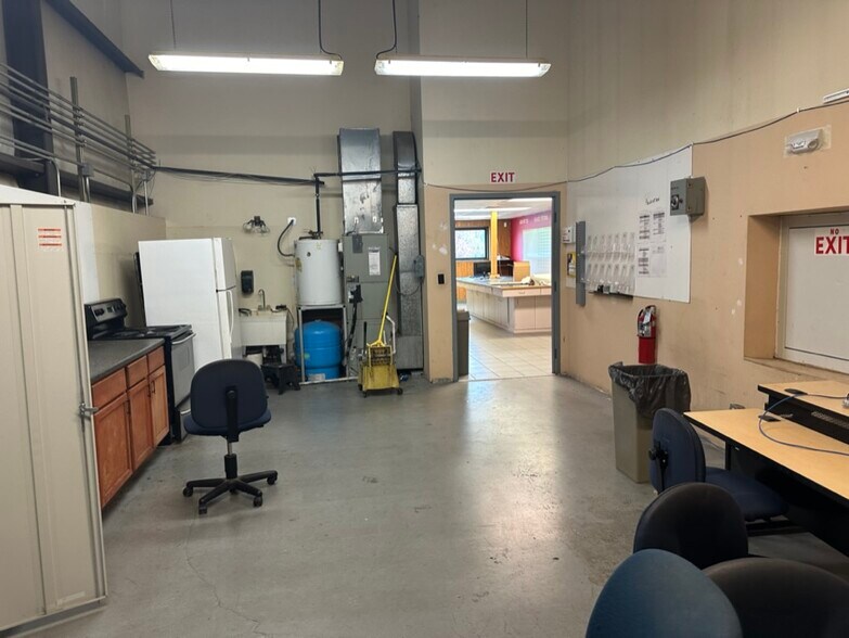 More Photos Of 802 Hickory St, Mahomet Warehouse For Lease