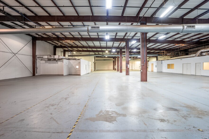 More Photos Of 6950 112th Cir, Largo Warehouse For Lease