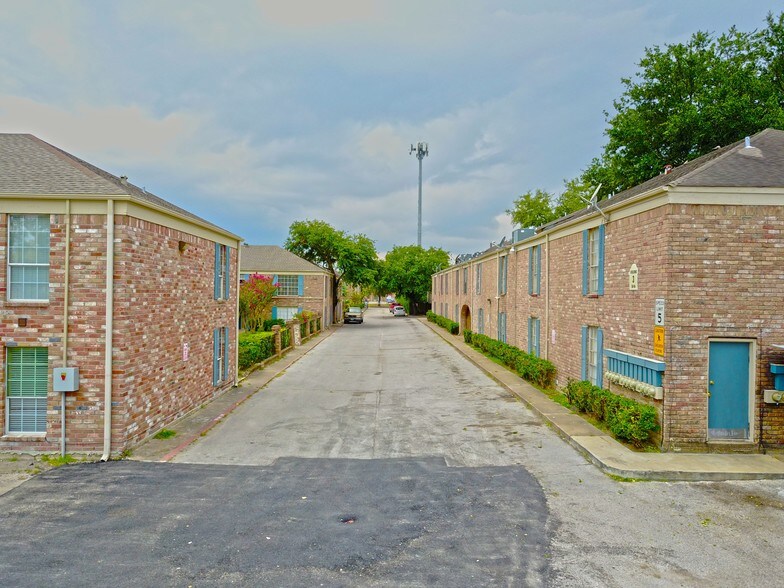 More Photos Of 6909 Renwick Dr, Houston Apartments For Sale