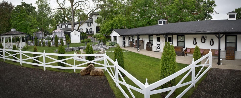 More Photos Of 304 S Wells St, Lake Geneva Hotel For Sale