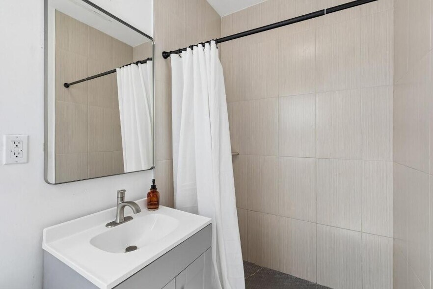 More Photos Of 1611 S Broad St, Philadelphia Specialty For Sale