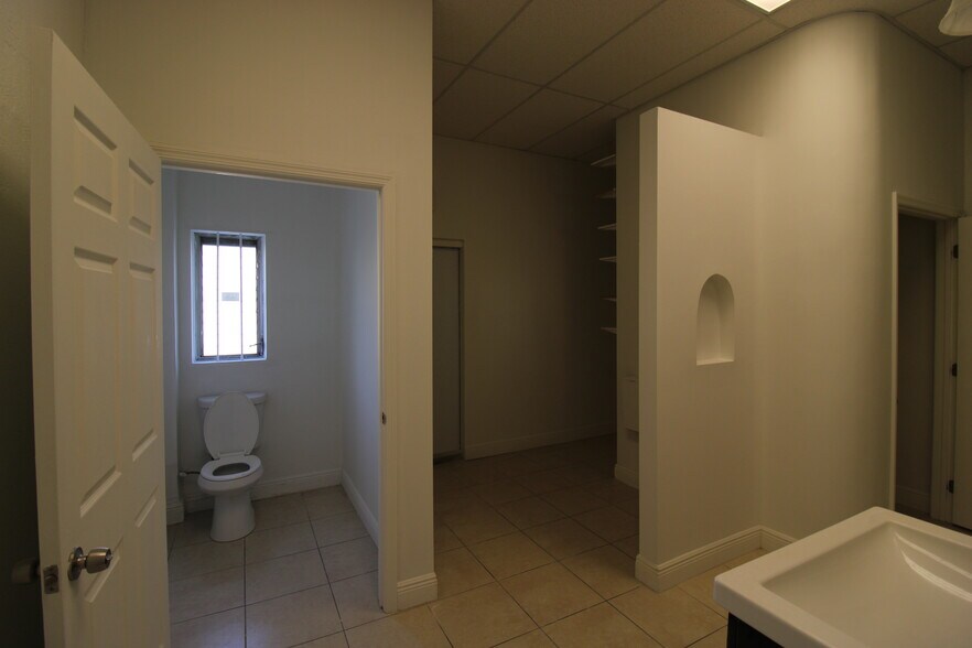 More Photos Of 2029 Tyler St, Hollywood General Retail For Lease