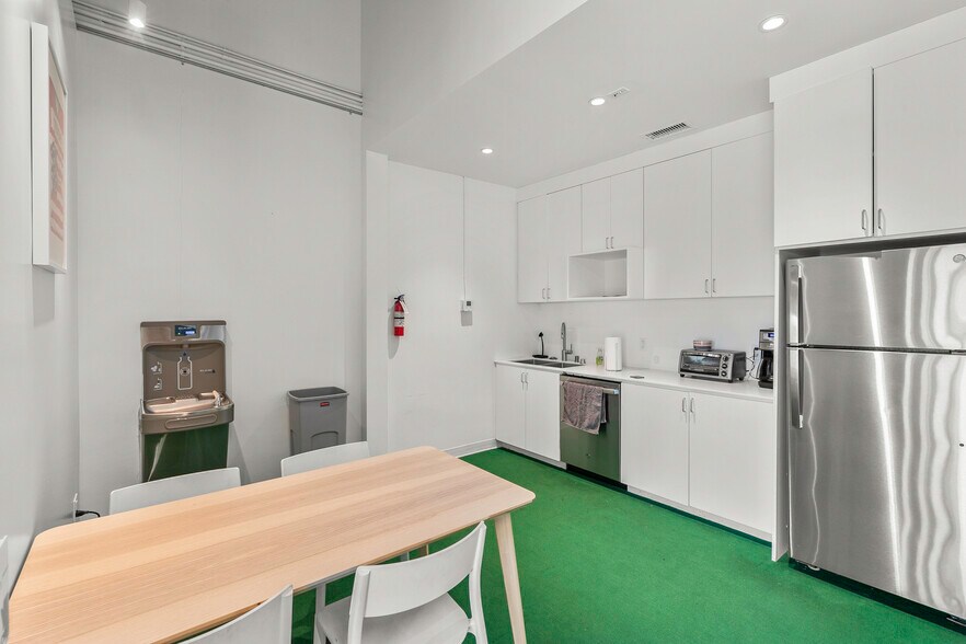 More Photos Of 4110-4112 Lincoln Blvd, Marina Del Rey Showroom For Lease