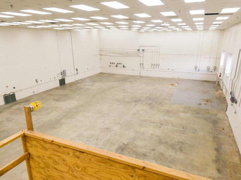 More Photos Of 4000 Memorial Pky SW, Huntsville Manufacturing For Lease