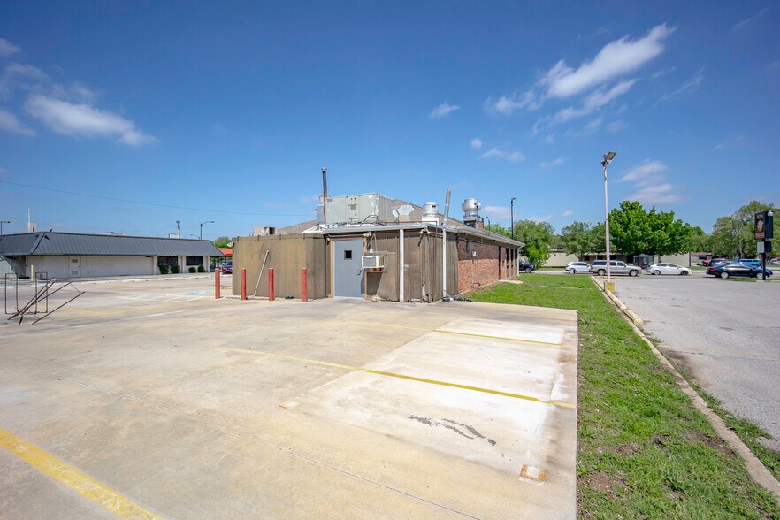 More Photos Of 1514 W Lindsey St, Norman Restaurant For Lease