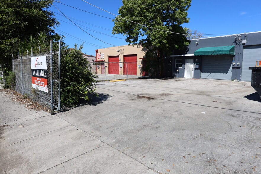 More Photos Of 1847 NW 21st St, Miami Warehouse For Lease