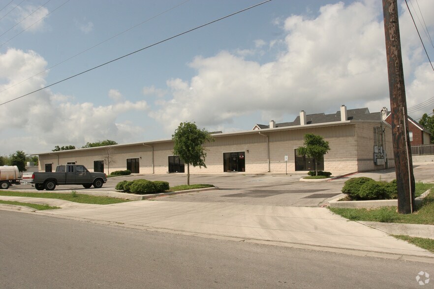 More Photos Of 10740 Hillpoint, San Antonio Showroom For Lease