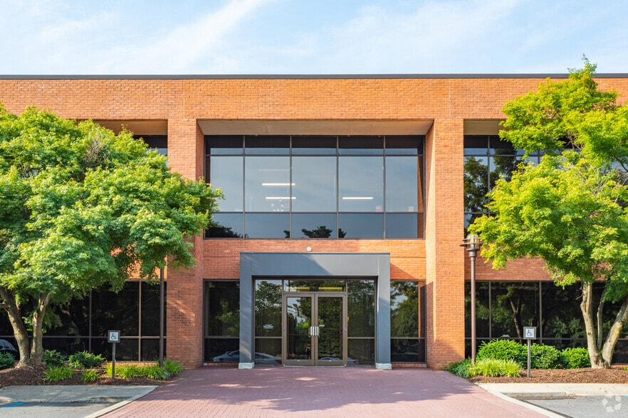 More Photos Of 240 Continental Dr, Newark Office For Lease