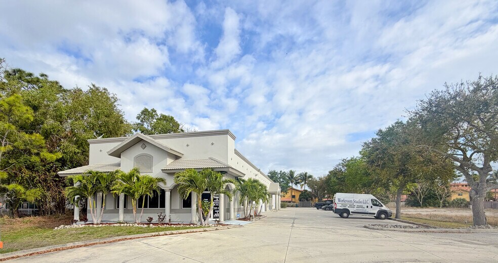 Primary Photo Of 9786 Bonita Beach Rd, Bonita Springs Freestanding For Lease