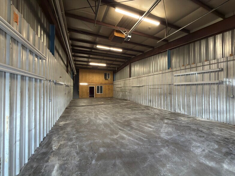 More Photos Of 1790 Jasper St, Aurora Light Manufacturing For Lease