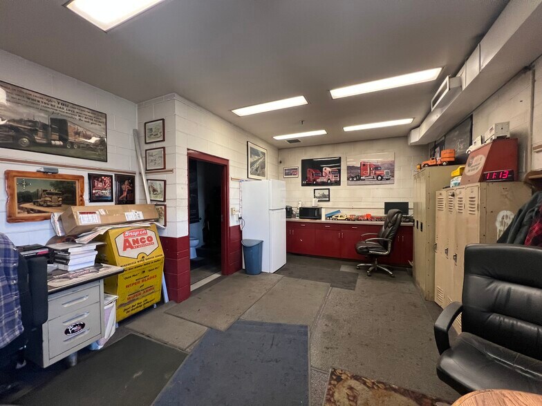 More Photos Of 2224 Northwestern Ave, Racine Warehouse For Sale