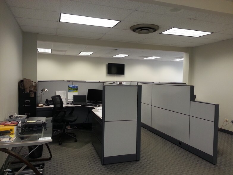 More Photos Of 225 N Arlington Heights Rd, Elk Grove Village Light Distribution For Lease