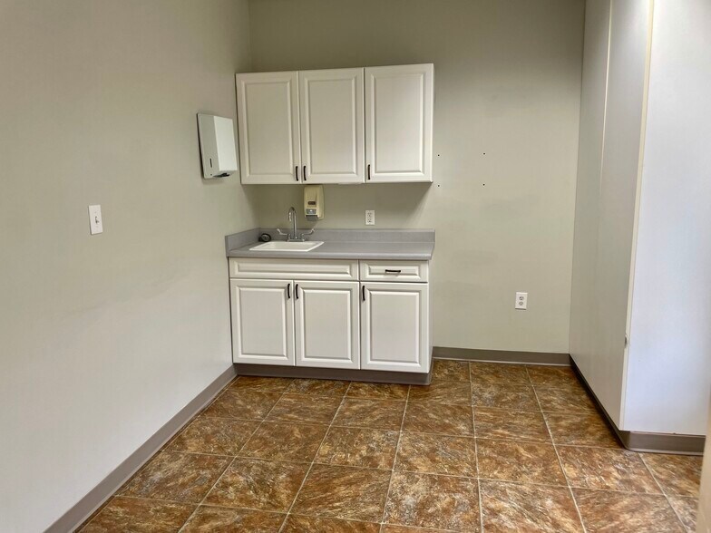 More Photos Of 613 Russell Blvd, Nacogdoches Healthcare For Lease