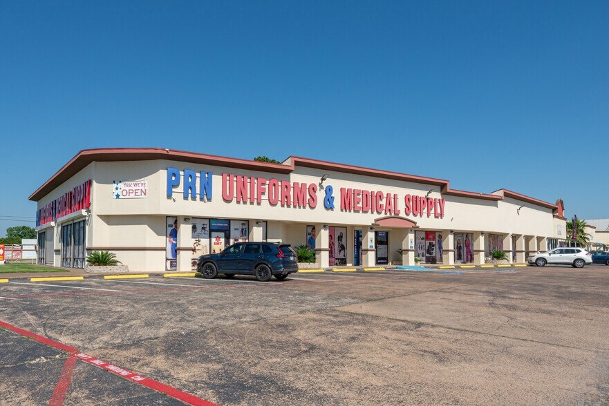 More Photos Of 921 Cypress Creek Pky, Houston Storefront For Sale