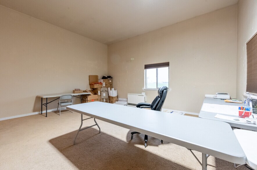 More Photos Of 211 Jetway Dr, Belgrade Flex For Sale