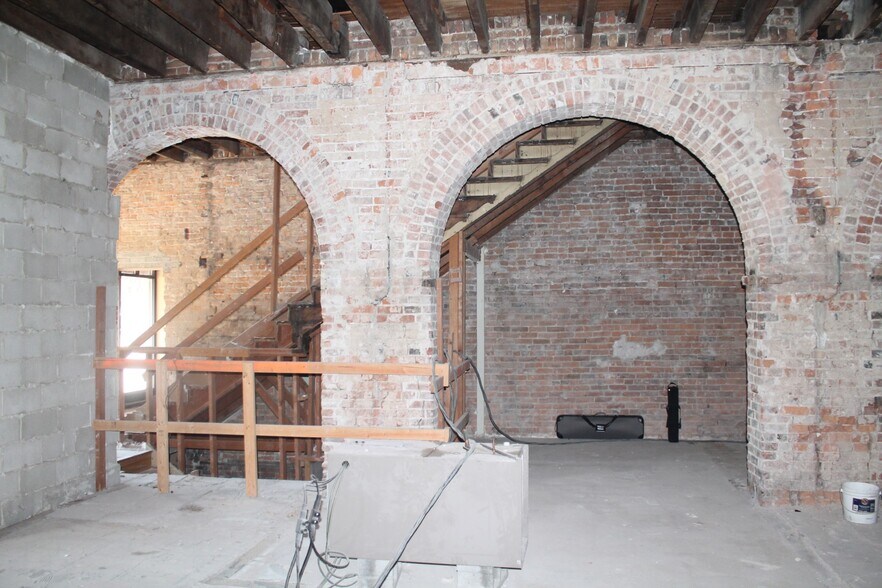 More Photos Of 201 E Main St, Carbondale Office Residential For Lease
