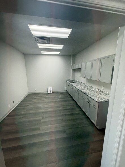 More Photos Of 10934 E 55th Pl, Tulsa Distribution For Lease