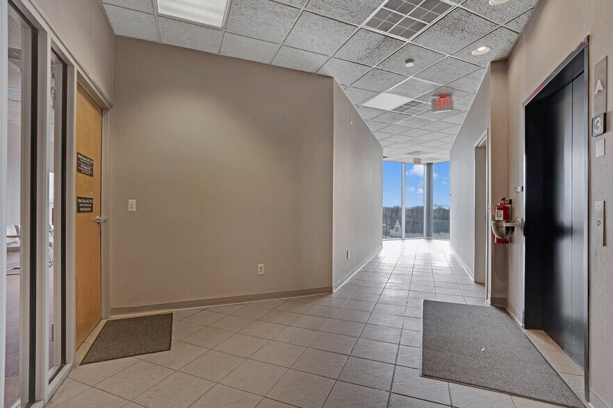 More Photos Of 1656 Oak Tree Rd, Edison Medical For Lease