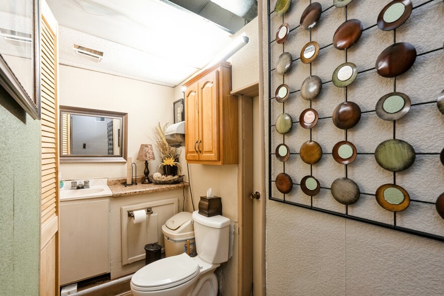 More Photos Of 1964 Indianola Ave, Des Moines Office For Sale