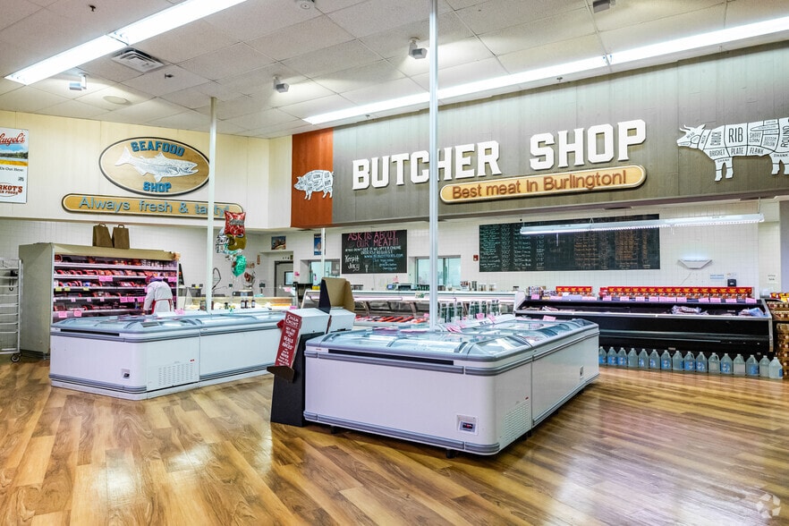 More Photos Of 690 W State St, Burlington Supermarket For Sale