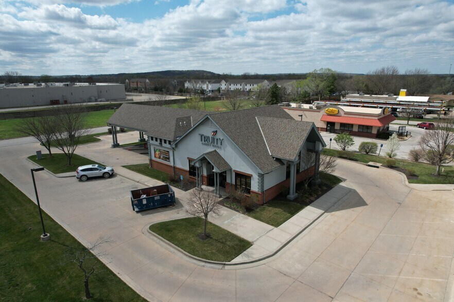 More Photos Of 2221 W 31st St, Lawrence Bank For Lease