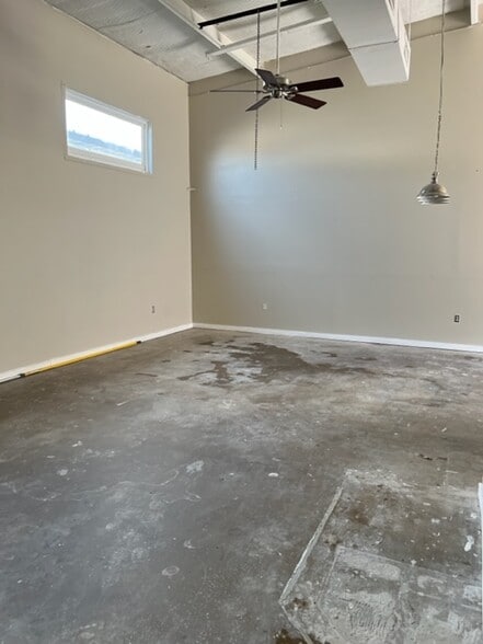 More Photos Of 11166 Ables Ln, Dallas Warehouse For Lease