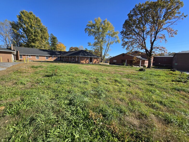 More Photos Of 913 9th Ave W, Hendersonville Skilled Nursing Facility For Sale