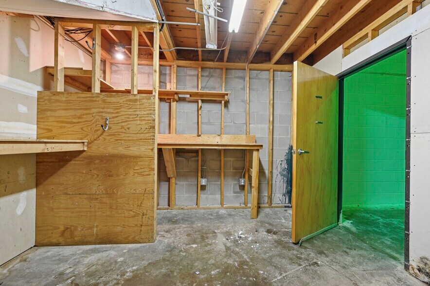 More Photos Of 319 N Bonfoy Ave, Colorado Springs Warehouse For Lease