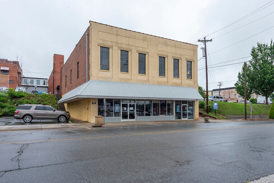 Primary Photo Of 34 N Logan St, Marion General Retail For Lease