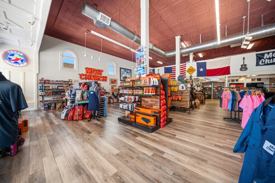 More Photos Of 114 W Main St, Waxahachie Storefront For Lease