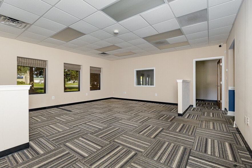 More Photos Of 100 Industrial Dr, Fredericksburg Showroom For Sale