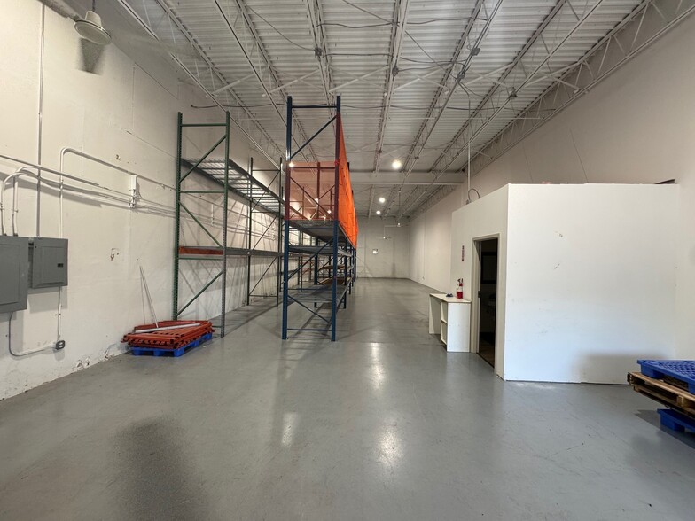 More Photos Of 6420 Benjamin Rd, Tampa Warehouse For Lease