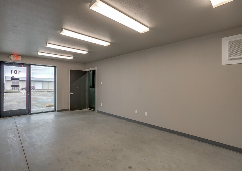 More Photos Of 4525-4529 JD Mouser Pky, Alvarado Warehouse For Lease