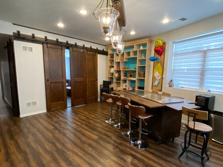 More Photos Of 72-76 N Broadway St, Des Plaines Light Distribution For Sale