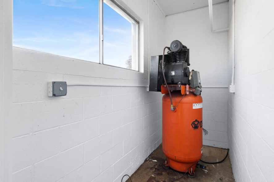 More Photos Of 2627 Williams Dr, Waterford Warehouse For Lease