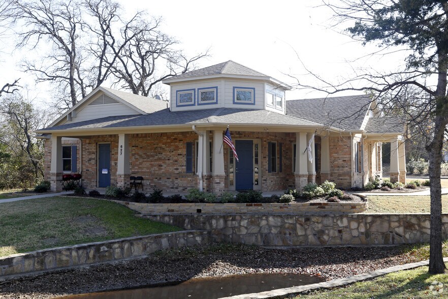 Primary Photo Of 627 W College St, Grapevine Office For Lease