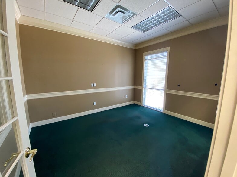 More Photos Of 7400-7440 NW River Park Dr, Parkville General Retail For Lease