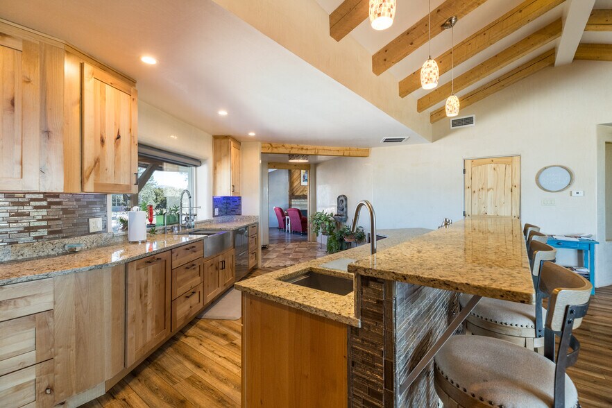 More Photos Of 102 Rabbit Rd, Santa Fe Specialty For Sale