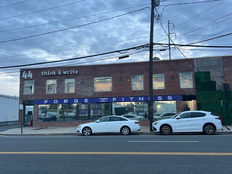 More Photos Of 44 Bethpage Rd, Hicksville Showroom For Lease