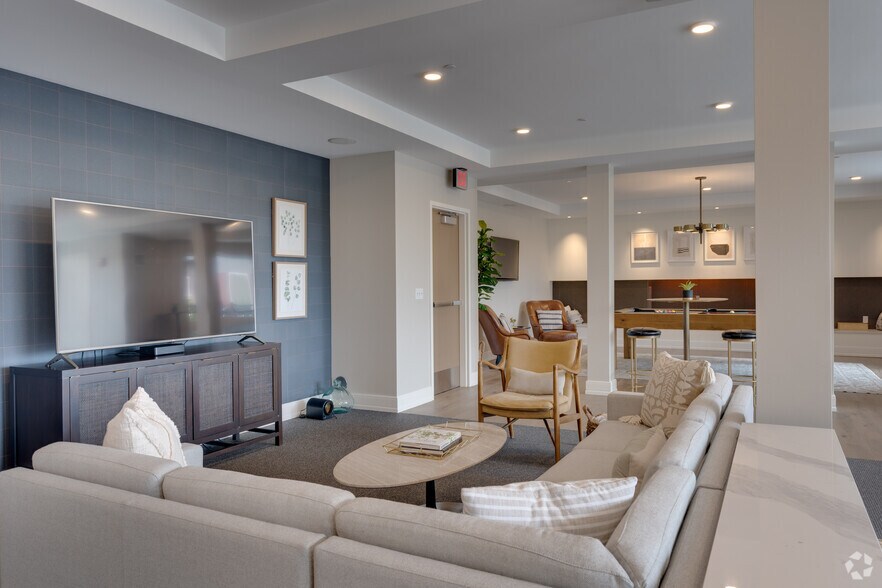 More Photos Of 1555 Ellinwood Ave, Des Plaines Apartments For Lease