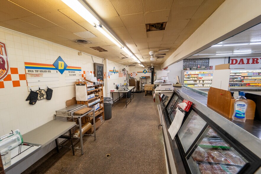 More Photos Of 1302 E Crestwood Dr, Victoria Storefront For Sale