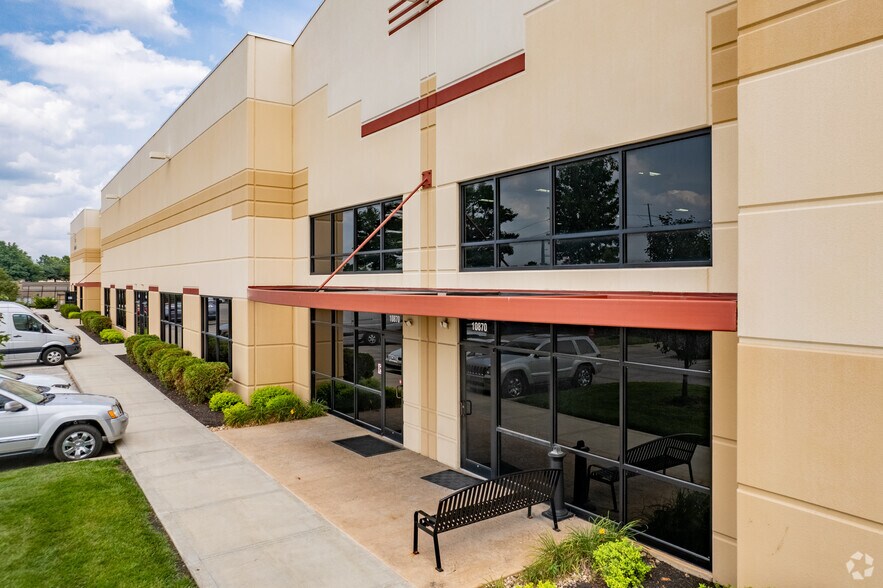 More Photos Of 10846-10890 Strang Line Rd, Lenexa Warehouse For Lease