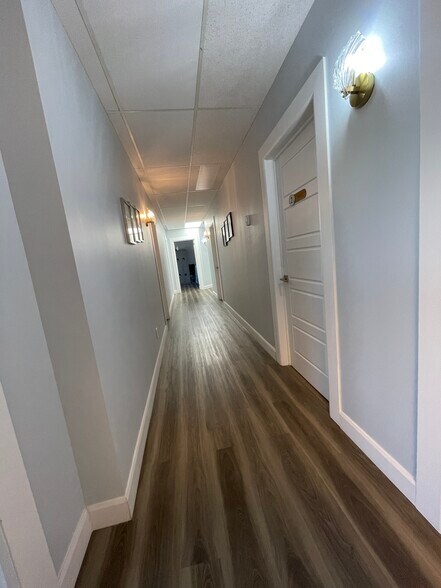 More Photos Of 3858-3870 Notre-Dame, Laval Office For Sale