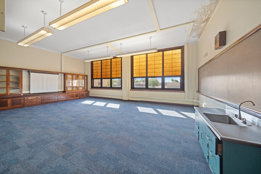 More Photos Of 601 W Lewis St, Conroe Flex For Sale