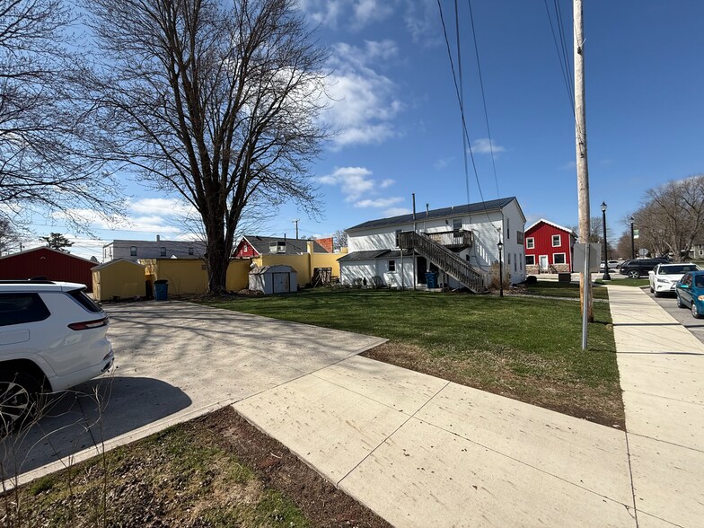 More Photos Of 15026 Center St, Leo-Cedarville Storefront For Lease