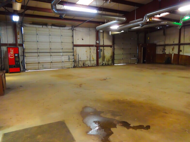 More Photos Of 801 W Broadway St, Big Sandy Light Distribution For Sale