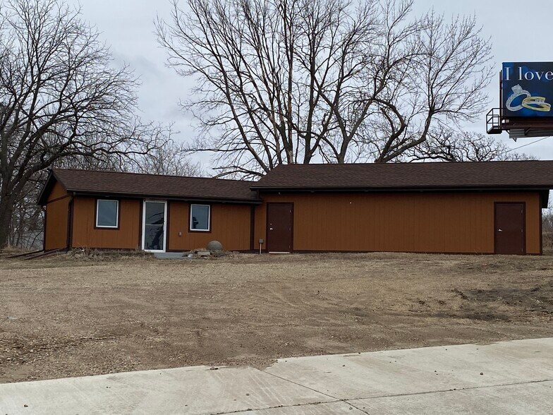 More Photos Of 817 Marshall St, Albert Lea Flex For Sale