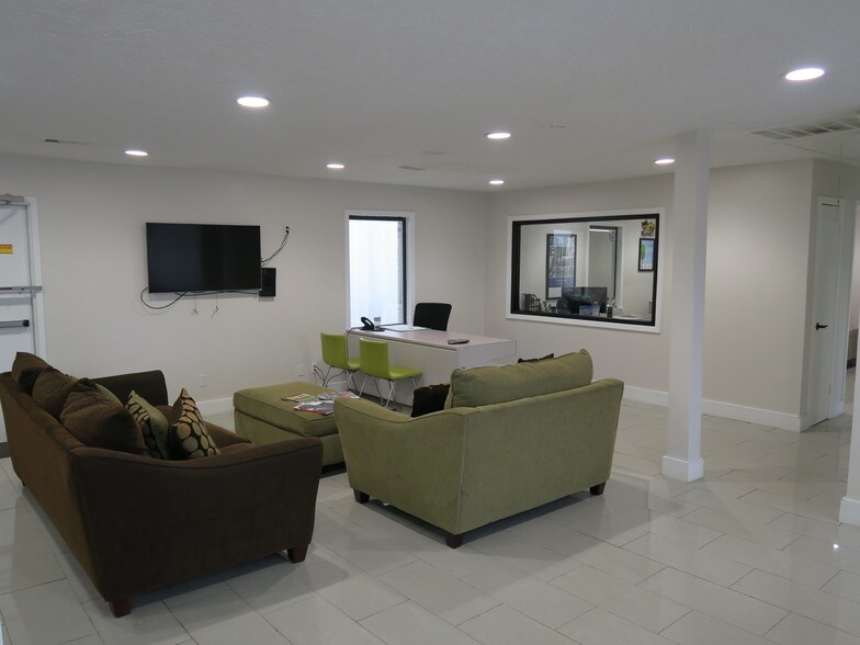 More Photos Of 5638 Star Ln, Houston Auto Dealership For Lease